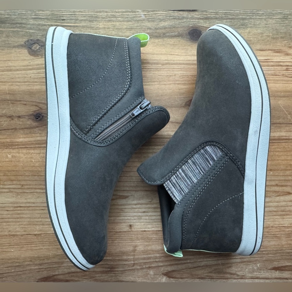 Clark’s Cloudsteppers Breeze Clover Boots 6.5